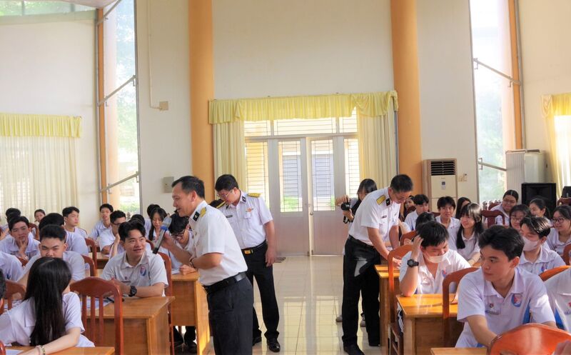 Đoàn công tác Học viện Hải quân trực tiếp trao đổi, tư vấn tuyển sinh các học sinh Trường THPT chuyên Phan Ngọc Hiển, phường An Xuyên, Cà Mau. Ảnh: Huy Tứ