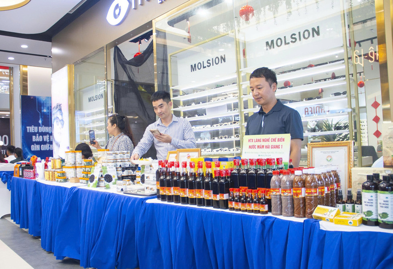 Các đặc sản, sản phẩm OCOP của tỉnh Nghệ An được trưng bày, giới thiệu và bán tại lễ phát động.