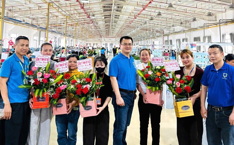 Trong những tháng đầu năm, doanh nghiệp cũng tổ chức các hoạt động thăm hỏi, tặng quà, khích lệ người lao động trong các ngày lễ như: Ngày Quốc tế Phụ nữ 8/3, ngày Quốc tế hạnh phúc 20/3.