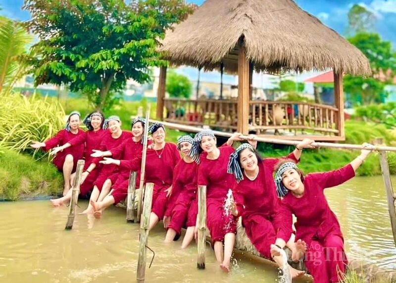 Du khách trải nghiệm trò chơi tại Khu Du lịch sinh thái cội nguồn tại Đồng Tháp.