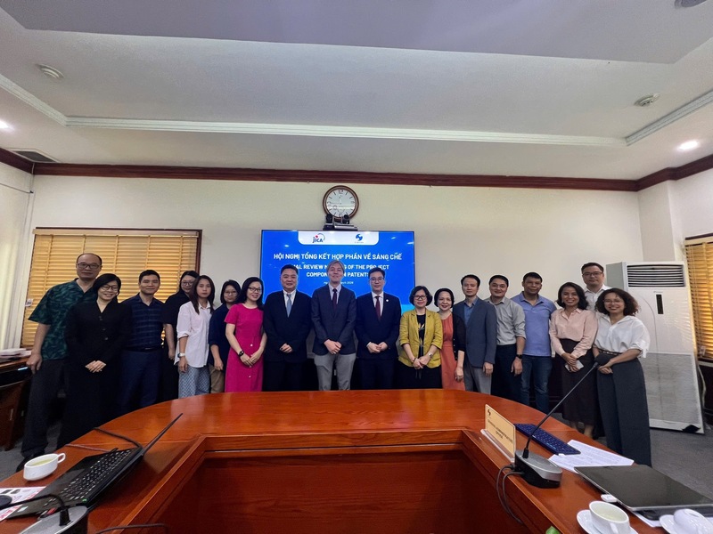 Ông Ogawa Akira, chuyên gia JICA chụp ảnh lưu niệm cùng lãnh đạo và cán bộ Cục Sở hữu trí tuệ.