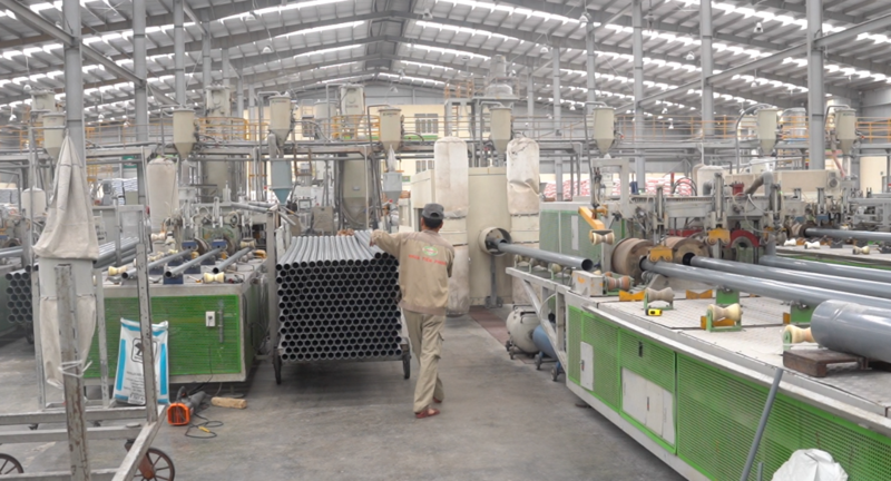 Tại Khu công nghiệp Nam Cấm, không khí sản xuất tại các doanh nghiệp nhộn nhịp. Một số doanh nghiệp chia sẻ niềm phấn khởi khi số lượng đơn hàng và giá cả đầu năm tăng lên.