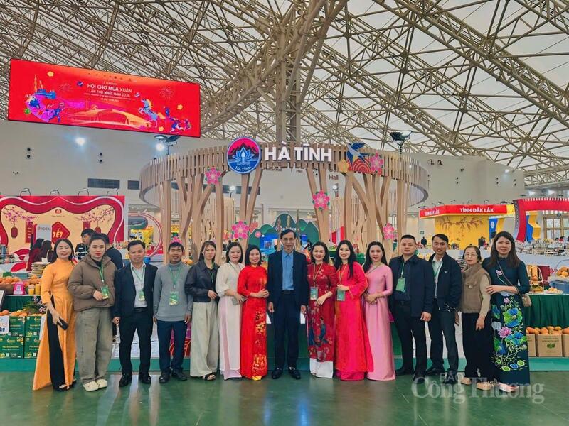 Đại diện các gian hàng OCOP tỉnh Hà Tĩnh tham gia Hội chợ Mùa Xuân 2026. Ảnh: Phúc Sơn