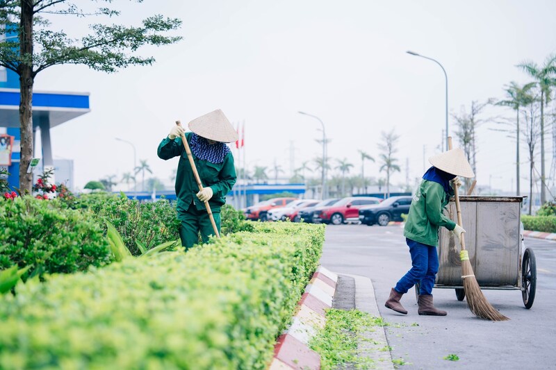 Những nhân viên vệ sinh môi trường trong khu công nghiệp VSIP tích cực làm việc mỗi ngày.