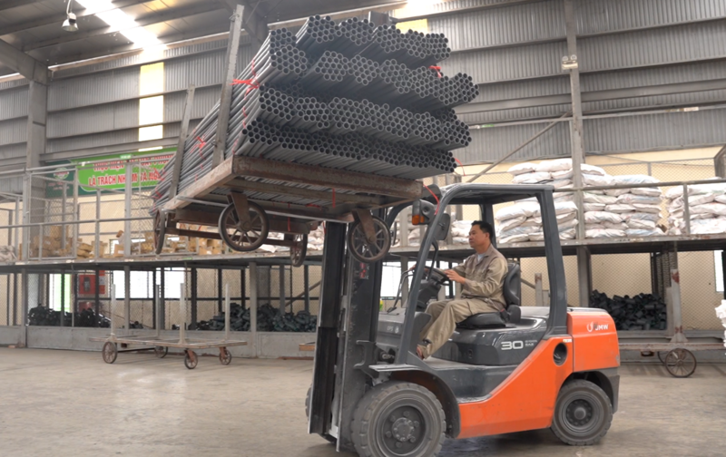 Người lao động Công ty TNHH Nhựa TNTP miền Trung tất bật với đơn hàng sản xuất. Công ty này có hoạt động sản xuất kinh doanh phát triển và người lao động có thu nhập tốt.