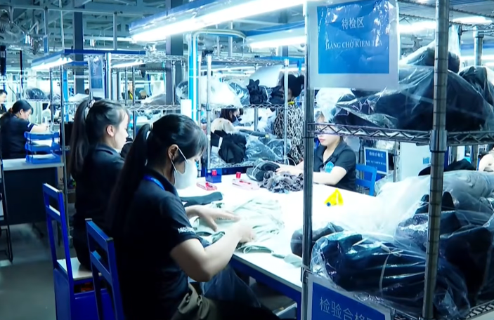 Các doanh nghiệp sản xuất dày da kín đơn hàng từ những ngày đầu năm.