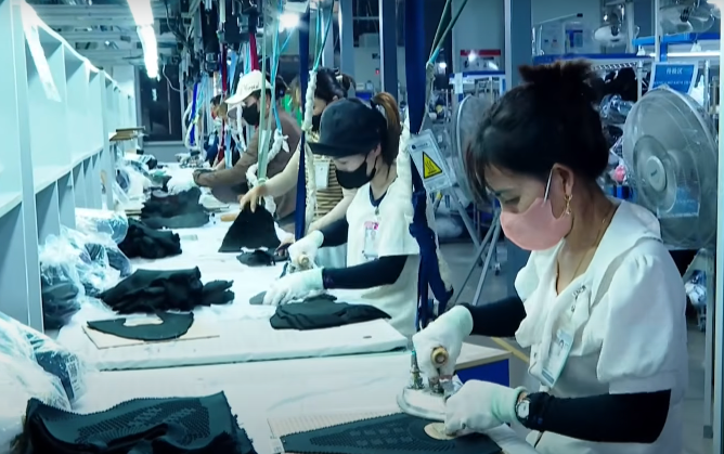 Nhịp sản xuất ổn định, nhiều doanh nghiệp có đơn hàng đến hết năm, đảm bảo việc làm và thu nhập cho người lao động.