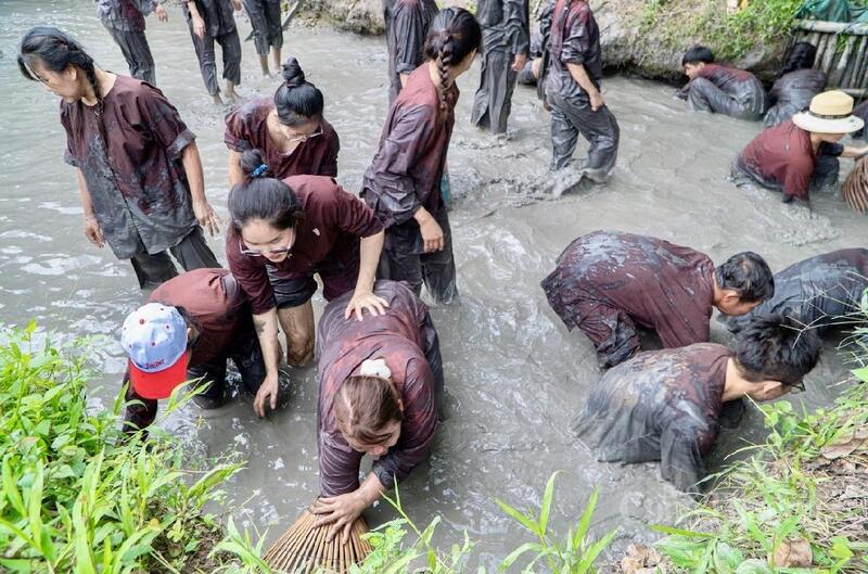 Du khách thưởng thức trò chơi dân gian Nam Bộ tại khu Du lịch Mỹ Khánh Cần Thơ.