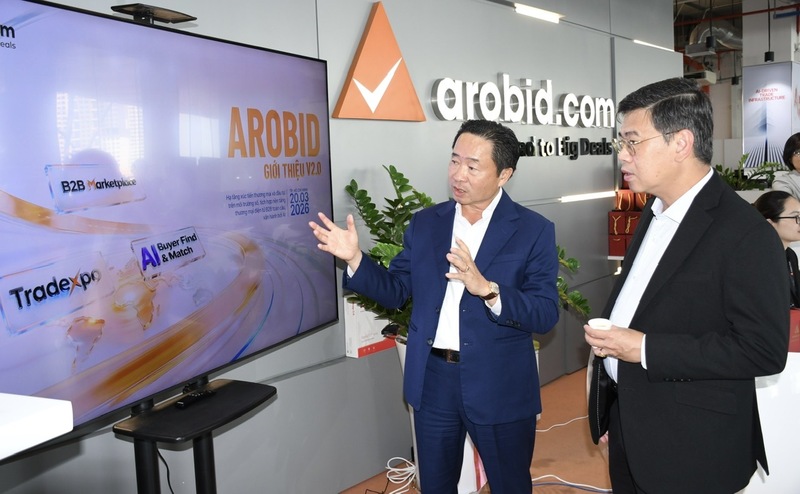 Ông Trần Văn Chín - Chủ tịch HĐQT Arobid giới thiệu chiến lược phát triển Arobid Version 2.0 - hạ tầng xúc tiến thương mại và đầu tư trên môi trường số, tích hợp nền tảng thương mại điện tử B2B toàn cầu, vận hành bởi AI, trao đổi với ông Nguyễn Văn Dũng - Phó Chủ tịch HĐND TP. Hồ Chí Minh tại sự kiện. Ảnh: Thanh Minh