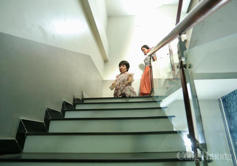 Những việc làm được, chị Hiền Suri luôn thực hiện để không làm phiền đến người thân xung quanh. Ảnh: Ngô Nhung