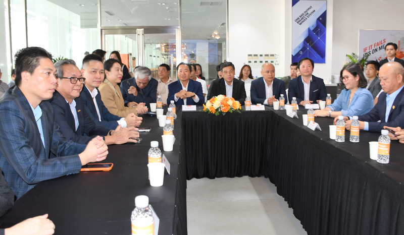 Lãnh đạo TP. Hồ Chí Minh và các đại biểu tham dự sự kiện. Ảnh: Thanh Minh