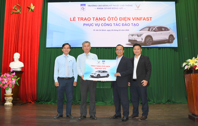Đại diện VinFast, ông Nguyễn Viết Hơn - Trưởng phòng vận hành Hậu mãi Miền Nam 1, trao bảng xác nhận tài trợ xe ô tô điện VinFast VF8 cho TS. Lê Đình Kha - Hiệu trưởng Trường Cao đẳng Kỹ thuật Cao Thắng. Ảnh: Minh Khuê.