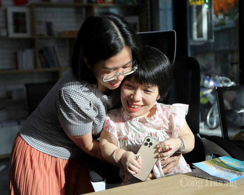 Chị Thu Hiền đã vượt qua số phận, trở thành nữ giám đốc và là người truyền cảm hứng cho những người khuyết tật, người yếu thế trong xã hội. Ảnh: Ngô Nhung