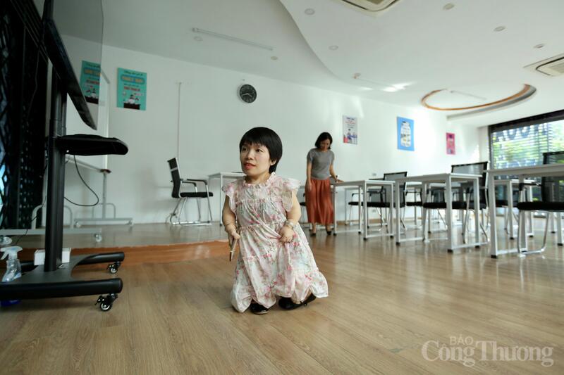 Lớp học tiếng Anh của chị Hiền luôn rộn ràng tiếng cười của các em học sinh vào những ngày cuối tuần. Ảnh: Ngô Nhung