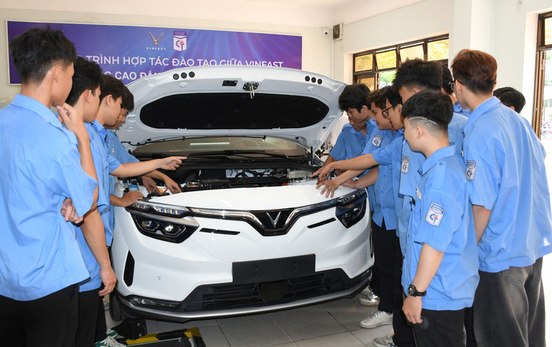 Sinh viên có cơ hội tiếp cận công nghệ ô tô điện hiện đại, nâng cao kỹ năng thực hành, đáp ứng yêu cầu ngày càng cao của doanh nghiệp và thị trường lao động. Ảnh: Minh Khuê.