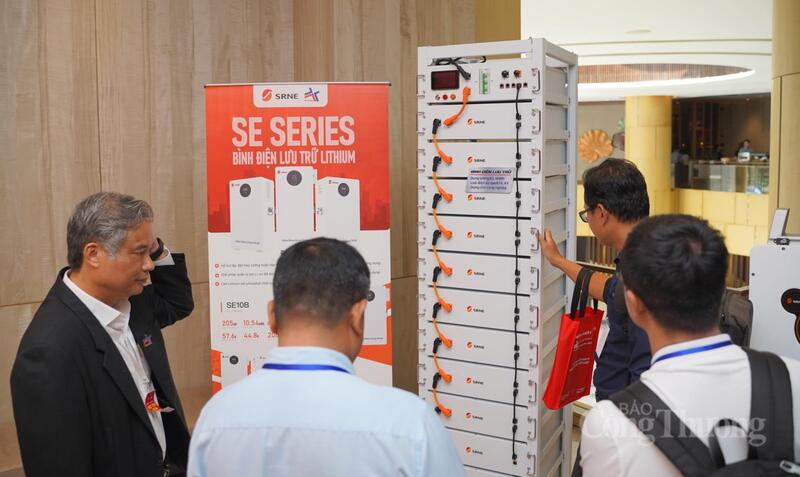 Khách hành tham quan sản phẩm lưu trữ điện mặt trời tại sự kiện.