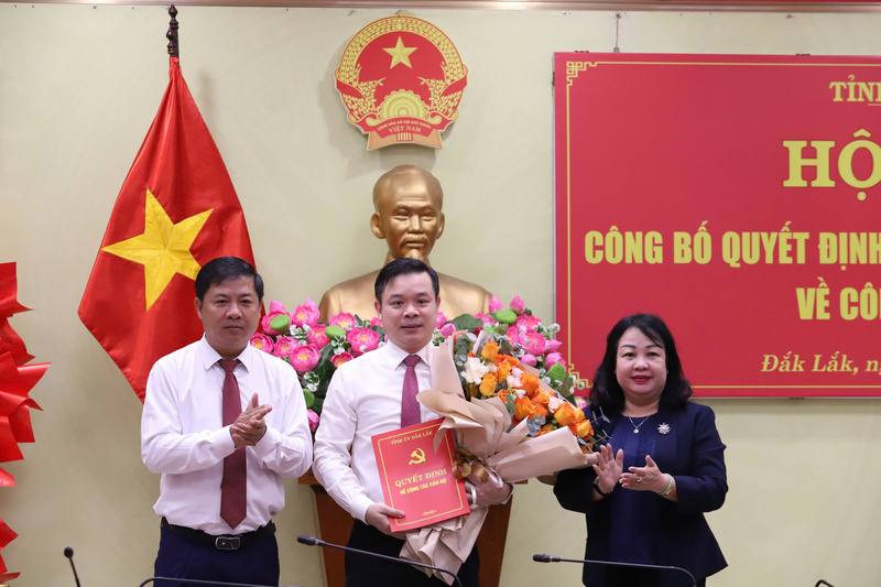 Bí thư Tỉnh uỷ Đắk Lắk Lương Nguyễn Minh Triết (ngoài cùng bên trái) và bà Cao Thị Hoà An (ngoài cùng bên phải), Phó Bí thư Tỉnh uỷ chúc mừng tân Bí thư Đảng uỷ UBND tỉnh Đỗ Hữu Huy. Ảnh: Tài Đại