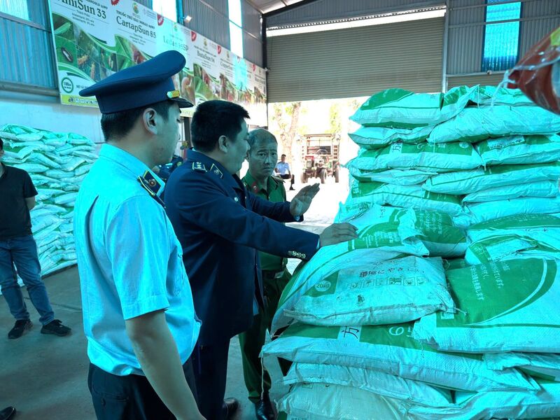 Lực lượng liên ngành tỉnh Đắk Lắk kiểm tra, tạm giữ 89.305 kg phân bón các loại không có hóa đơn, chứng từ chứng minh nguồn gốc hợp pháp. Ảnh: Quản lý thị trường