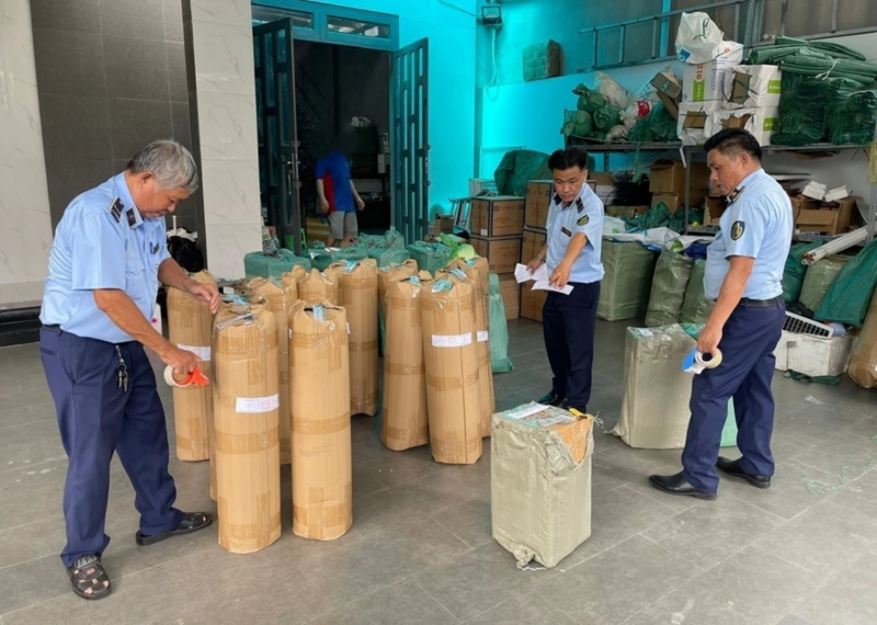 Lực lượng Quản lý thị trường TP. Hồ Chí Minh kiểm tra một kho hàng vi phạm. Ảnh: QLTT