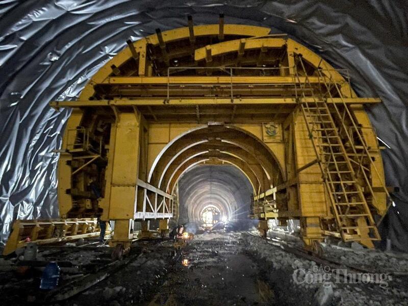Nhà thầu đẩy nhanh tiến độ khoan hầm ở dự án thành phần 2