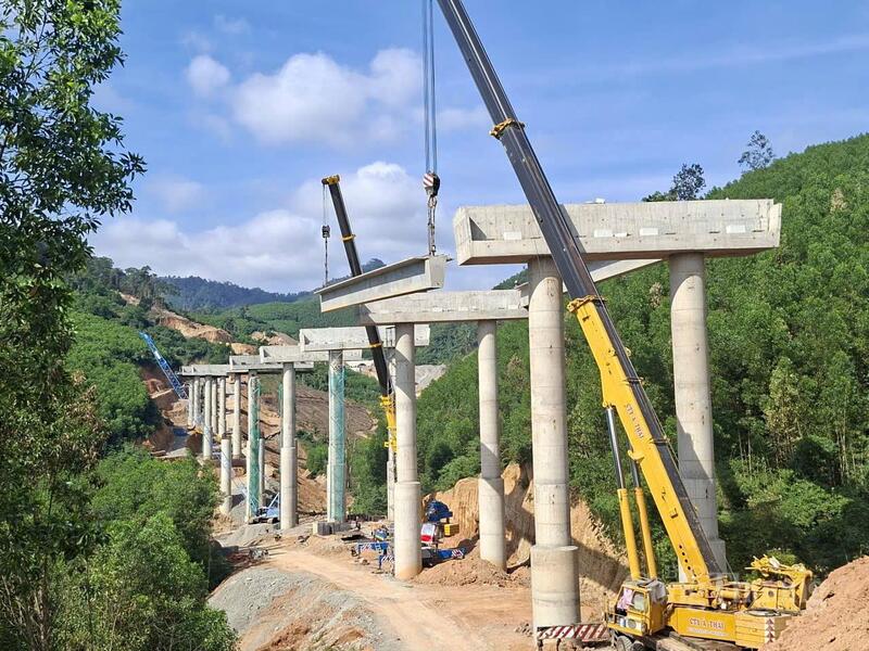 Dự án thành phần 2 đi qua địa hình núi đồi hiểm trở