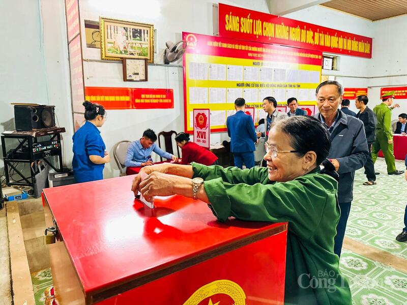 Tỷ lệ cử tri tham gia bỏ phiếu so với tổng số cử tri trong danh sách đạt 99,99% trên toàn tỉnh Hà Tĩnh. Ảnh: Trọng Tùng