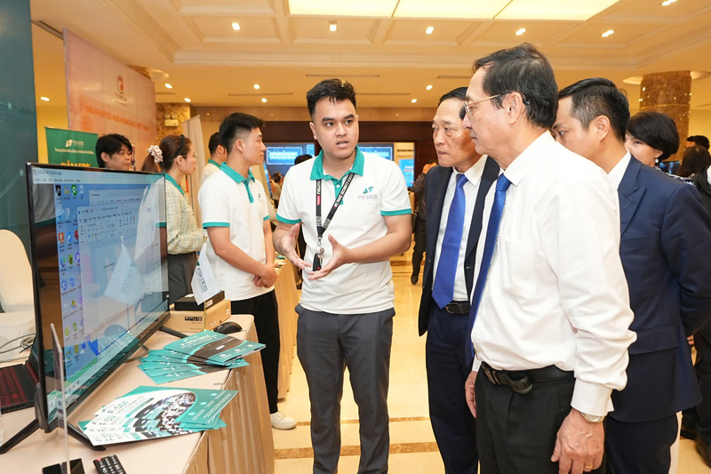 Các đại biểu tham quan khu trưng bày các giải pháp công nghệ trong khuôn khổ hội thảo.