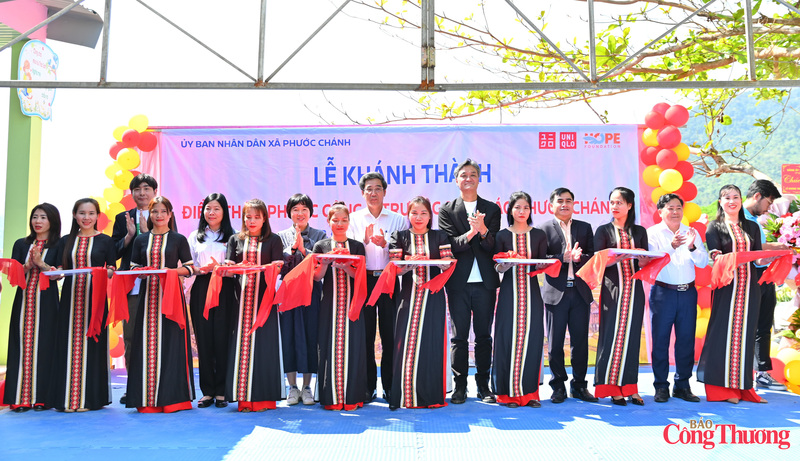 Phó Chủ tịch UBND thành phố Đà Nẵng Trần Chí Cường và các đại biểu cắt băng khánh thành điểm trường Phước Công 2.