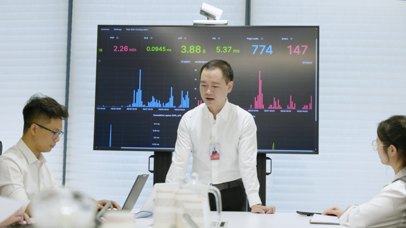 Anh Nguyễn Chí Đông đang điều hành một buổi làm việc tại Trung tâm Công nghệ thông tin, Tập đoàn Viettel.