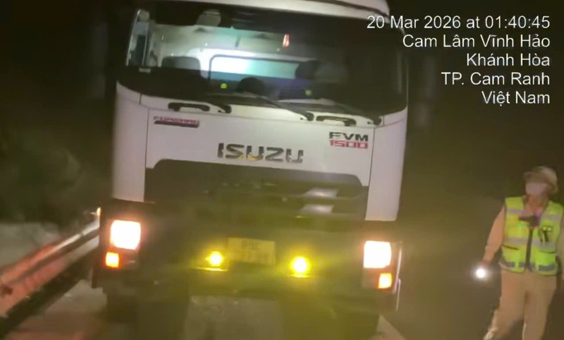 Lực lượng Cảnh sát giao thông kiểm tra, xử lý trường hợp dừng đỗ sai quy định trên cao tốc. Ảnh: Cục Cảnh sát giao thông