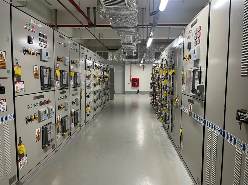 Hệ thống tủ điện động lực được lắp đặt tại Nhà máy Vũng Áng 2. Ảnh: Quỳnh Nga