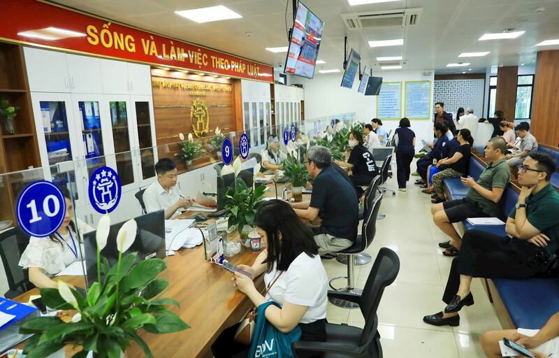 Chi nhánh số 3 Trung tâm Phục vụ hành chính công thành phố Hà Nội tiếp nhận và trả kết quả hồ sơ hành chính cho công dân. Ảnh: Hiền Thu