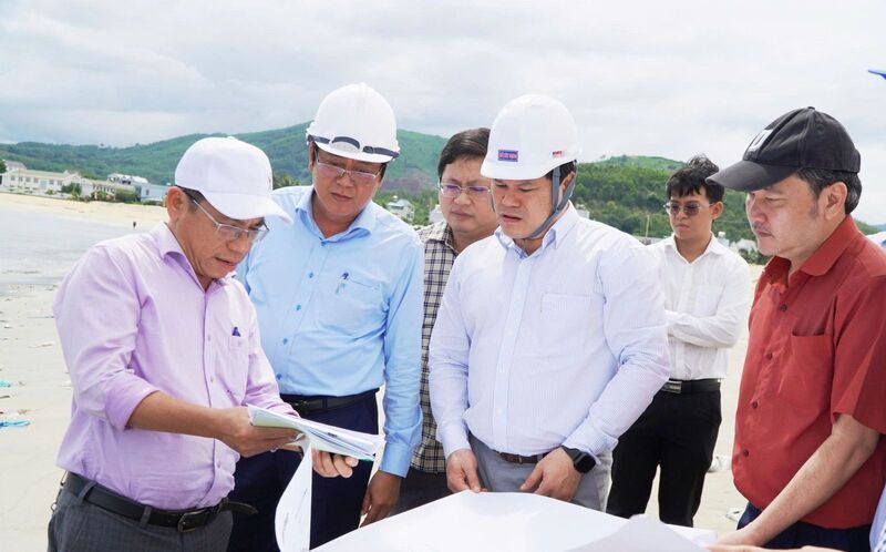 Lãnh đạo tỉnh Quảng Ngãi yêu cầu các đơn vị liên quan khẩn trương gỡ vướng cho điểm nghẽn của dự án này. Hiện tại, các cơ quan liên quan đã tìm được doanh nghiệp đồng ý mua số cát và chất thải nạo vét để phục vụ san lấp. Ảnh: Tuệ Lâm