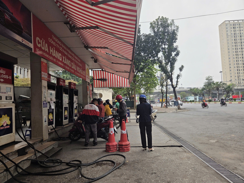 Hoạt động kinh doanh tại các cửa hàng xăng dầu vẫn duy trì ổn định. Ảnh: Văn Thi