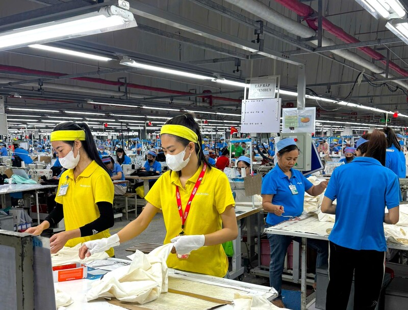 Hàng chục nghìn công nhân may mặc trong các doanh nghiệp trên địa bàn tỉnh trở lại nhịp làm việc khẩn trương từ những ngày sau Tết nguyên đán, hàng triệu sản phẩm đã được xuất khẩu đi các nước trong 3 tháng đầu năm.