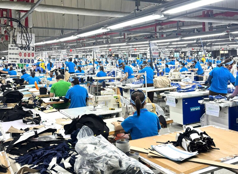 Đơn hàng lớn nên các doanh nghiệp may mặc trên địa bàn tỉnh đang cạnh tranh gay gắt về tuyển dụng lao động.