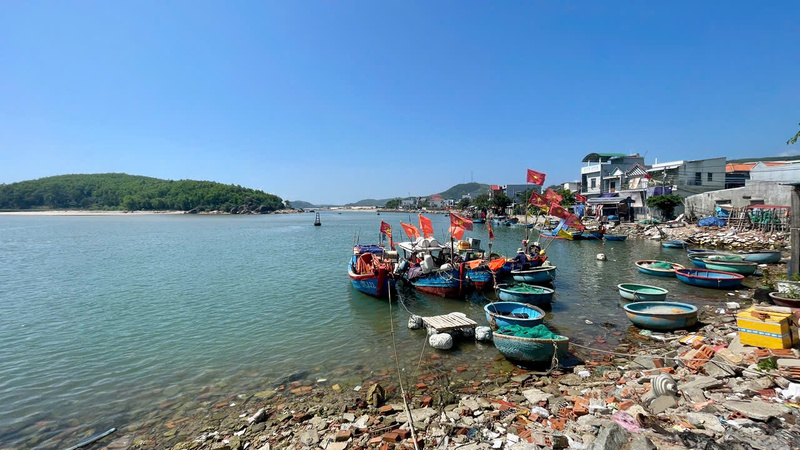 Tuy nhiên, tình trạng bồi lấp luồng lạch và khu neo đậu khiến hoạt động ra vào cảng của tàu thuyền gặp nhiều khó khăn. Ảnh: Nguyễn Dương