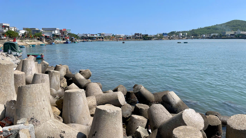 Luồng vào cảng và nhiều vị trí trong khu neo đậu hiện bị cát bồi lấp nặng. Vì vậy, hầu hết tàu cá có công suất lớn trên 200CV không thể cập cảng như trước. Ảnh: Nguyễn Dương