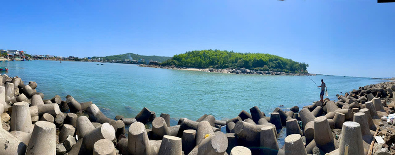 Hạng mục đê chắn sóng đã hoàn thành từ tháng 6/2025 và đưa vào sử dụng nhưng hạng mục nạo vét tuyến luồng lại gặp vướng mắc lớn do chưa xác định được vị trí nhận chìm hoặc xử lý cát, chất thải nạo vét phù hợp. Ảnh: Nguyễn Dương