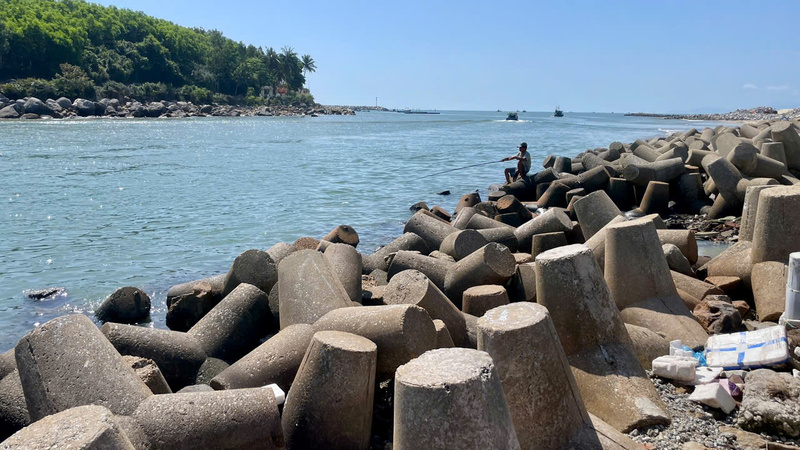 Hiện tại, chỉ khoảng 40% số tàu của ngư dân trở về cập cảng sau mỗi chuyến biển, số còn lại phải vào các cảng lân cận trong và ngoài tỉnh. Ảnh: Nguyễn Dương