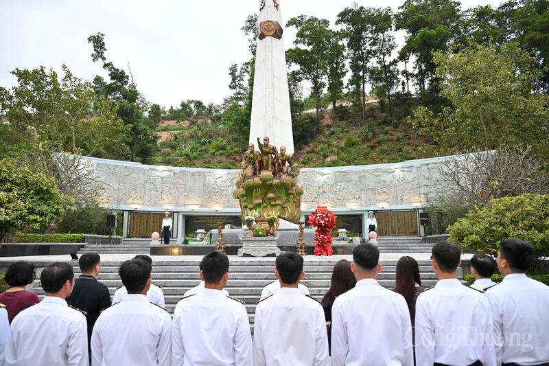 Nghi lễ dâng hương, tưởng niệm các anh hùng, liệt sĩ đặc công hải quân. Ảnh: Cấn Dũng