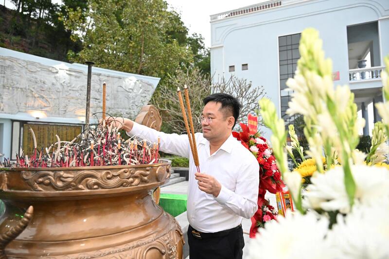 Tổng Biên tập Nguyễn Văn Minh dâng hương tưởng niệm các anh hùng, liệt sĩ đặc công hải quân. Ảnh: Cấn Dũng