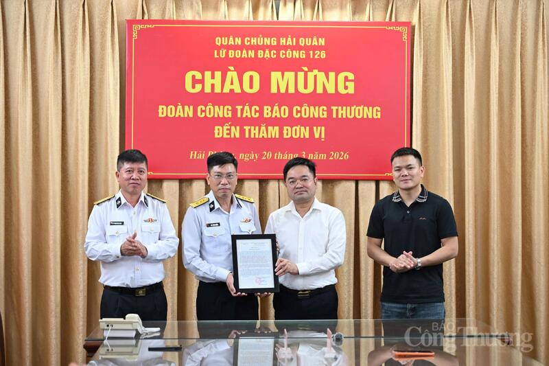 Lữ đoàn Đặc công Hải quân 126 gửi thư cảm ơn Báo Công Thương vì đã đồng hành cùng Chương trình “Hành quân về nguồn”. Ảnh: Cấn Dũng