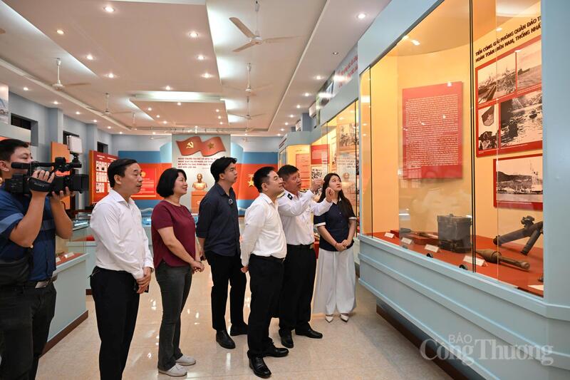 Đoàn công tác tham quan Phòng truyền thống của Lữ đoàn 126. Ảnh: Cấn Dũng
