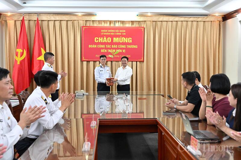 Lữ đoàn 126 gửi tặng đoàn công tác của Báo Công Thương cây bàng được ươm mầm từ hạt giống lấy ở quần đảo Trường Sa. Ảnh: Cấn Dũng