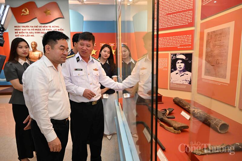 Báo Công Thương tổ chức hoạt động tri ân, giáo dục truyền thống tại Lữ đoàn Đặc công Hải quân 126 - 11