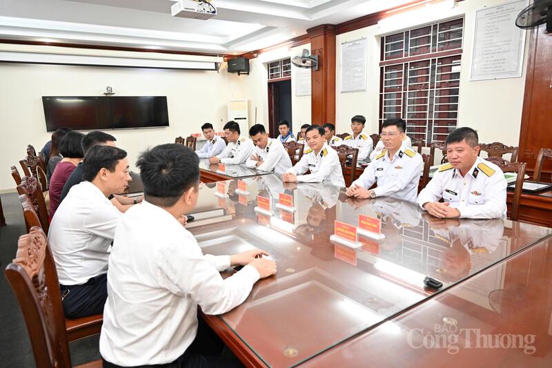 Đoàn công tác đã có buổi gặp mặt, trao đổi với chỉ huy Lữ đoàn 126. Ảnh: Cấn Dũng