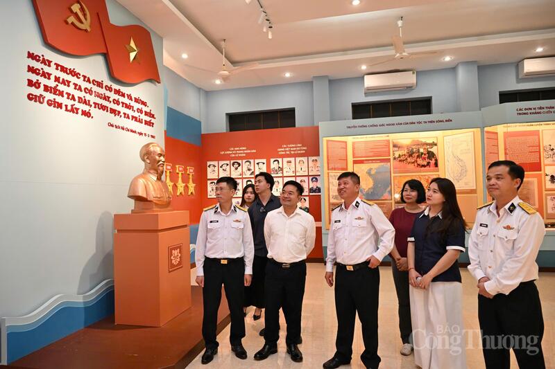 Báo Công Thương tổ chức hoạt động tri ân, giáo dục truyền thống tại Lữ đoàn Đặc công Hải quân 126 - 12