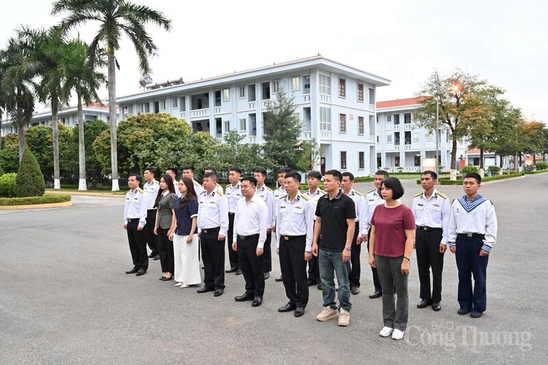 Đoàn công tác của Báo Công Thương cùng Ban Chỉ huy, các cán bộ, chiến sĩ Lữ đoàn làm Lễ dâng hương, tưởng niệm các anh hùng, liệt sĩ đặc công hải quân. Ảnh: Cấn Dũng