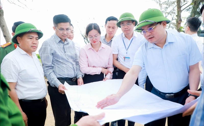 Phó Chủ tịch UBND tỉnh Nghệ An Phùng Thành Vinh kiểm tra hiện trường công tác giải phóng mặt bằng Dự án Nhà máy Nhiệt điện LNG Quỳnh Lập tại phường Tân Mai.